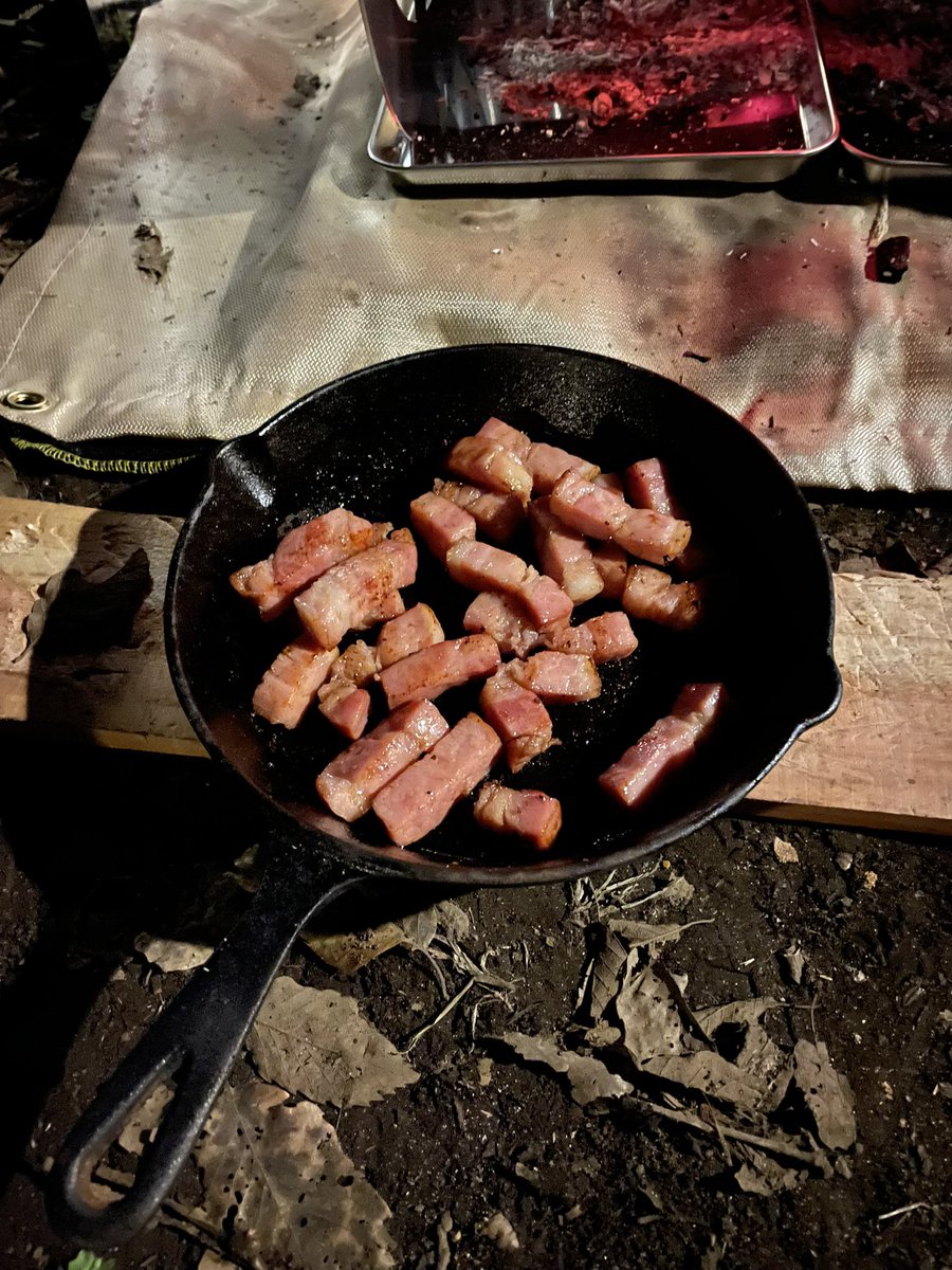 NoGood2335's tweet photo. 本日の晩酌はこれ🥃とこれ🥓
眠気が一切来ないのだが🤯
#jimbeam #dod #キャンプ好きと繋がりたい #cilltime #酔っ払い https://t.co/bCcXTes5rf