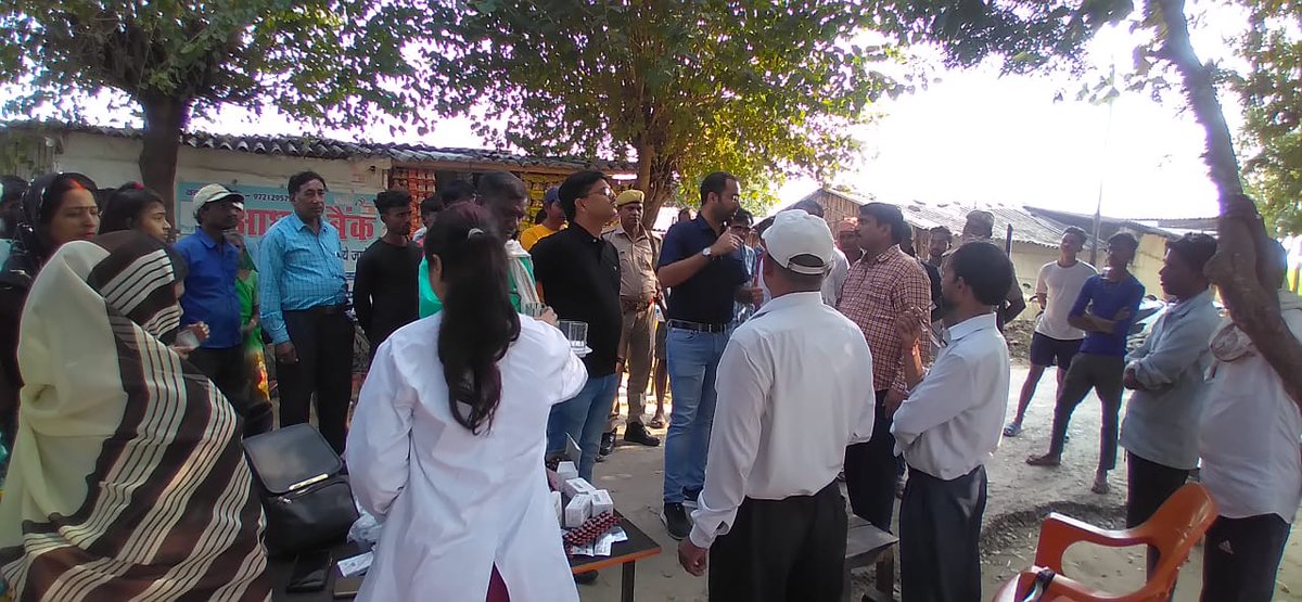 आज दिनांक 15 अक्टूबर 2022 को जिलाधिकारी महोदय  निर्देशानुसार ग्राम निषाद नगर मo घोला तहसील पलिया जनपद लखीमपुर खीरी में बाढ़ प्रभावित स्थानीय व्यक्तियों को आवश्यक दवाइयों का वितरण कराया गया। <a href="/MBSIAS2011UP/">Mahendra Bahadur Singh IAS</a> @DmKheri