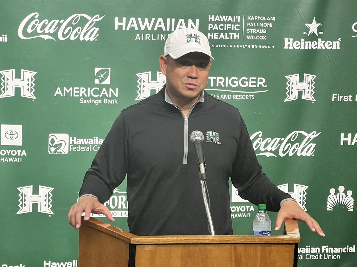 GuavaPressMedia's tweet photo. Timmy Chang speaks to the media, after their win vs. Nevada Wolfpack.
#HawaiiFB #GoBows #HawaiiFootball #BowWarriors #NevadaWolfpack #BowsUp #BowsTogether #AtThePeak #TimmyChang #BraydenSchager #ZionBowens #DedrickParson #PeneiPavihi #BRADDAHHOOD #GuavaPress https://t.co/LmEq1yUtCm