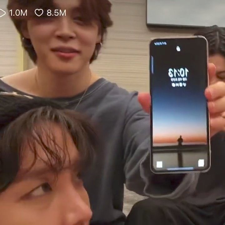 i’ve literally had this as my lockscreen for like a month and while we watched the vlive yesterday we all recognized it immediately 😭😭😭 soulmate behavior hehehehhe