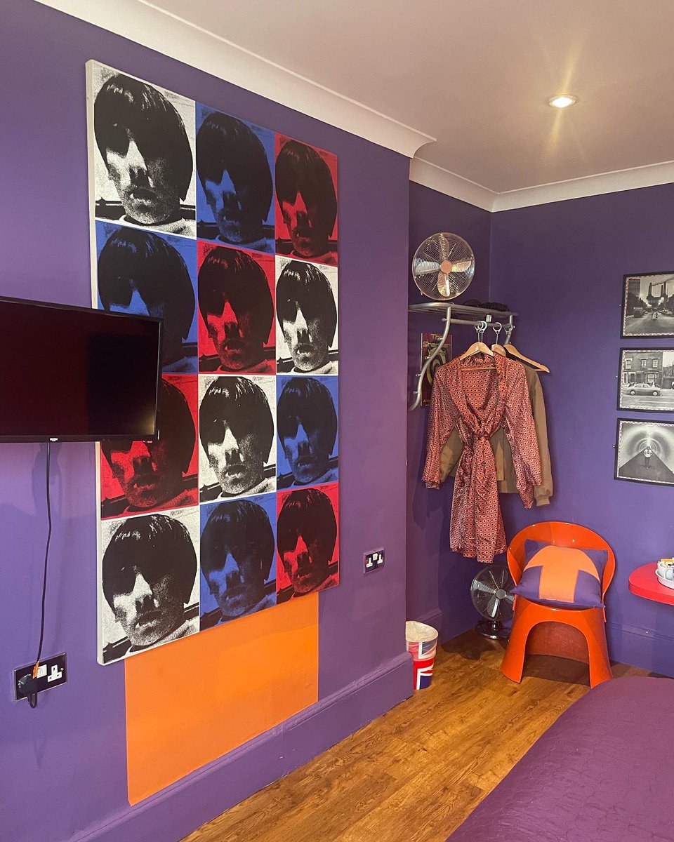 chrispevans1's tweet image. ‘ the world has turned without much help from him….’ #peliroompics #Brighton #mod #reflection