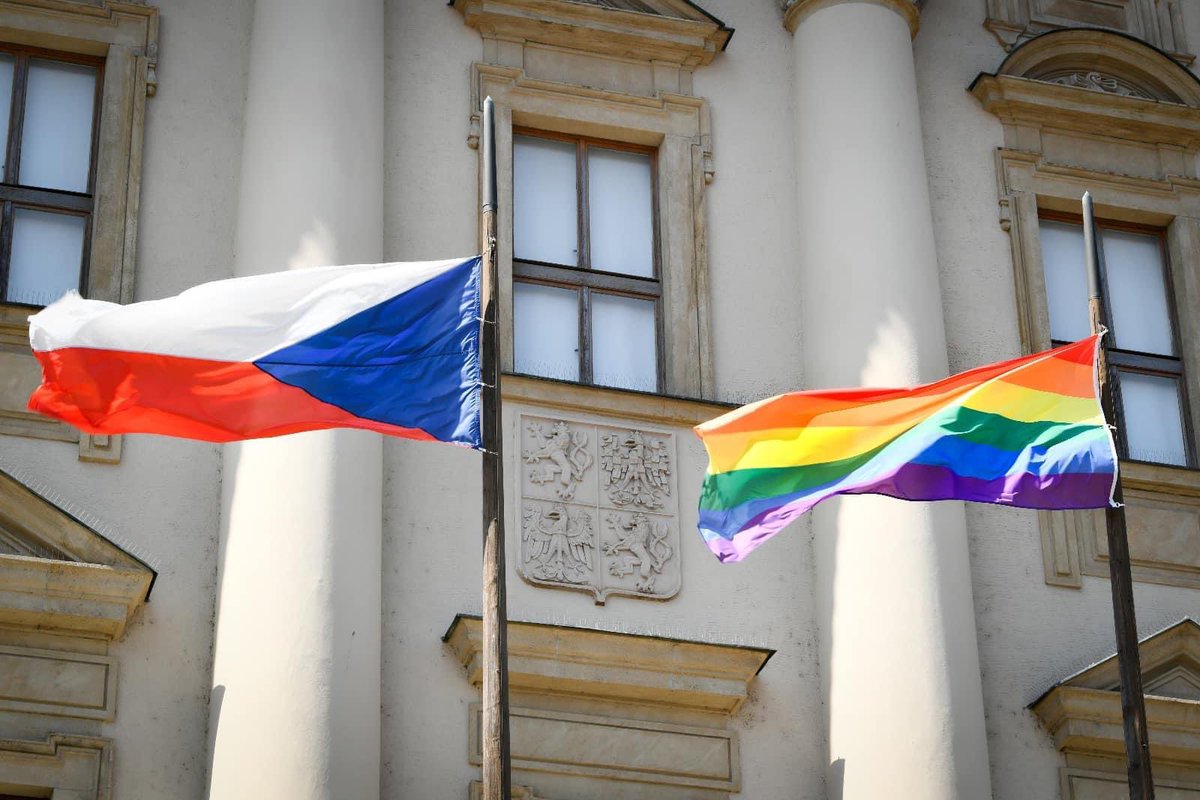 Všichni LGBT+ lidé, kteří se veřejně svěřili se svou orientací, mají můj obdiv. Podporují tím ostatní. Události posledních dní dokazují, jak důležitý je boj za lidská práva. Proto budu dál na <a href="/mzvcr/">Ministerstvo zahraničních věcí</a> vyvěšovat LGBT+ vlajku a proto <a href="/PiratskaStrana/">Piráti</a> podporuje manželství pro všechny.