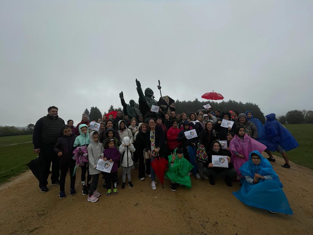AGAFAN's tweet photo. Contra viento y marea. #familiasnumerosas #caminodesantiago #xacobeo #XIIICONGRESONACIONALFAMILIASNUMEROSAS #AGAFAN #FEFN https://t.co/cs7VWiHQUr