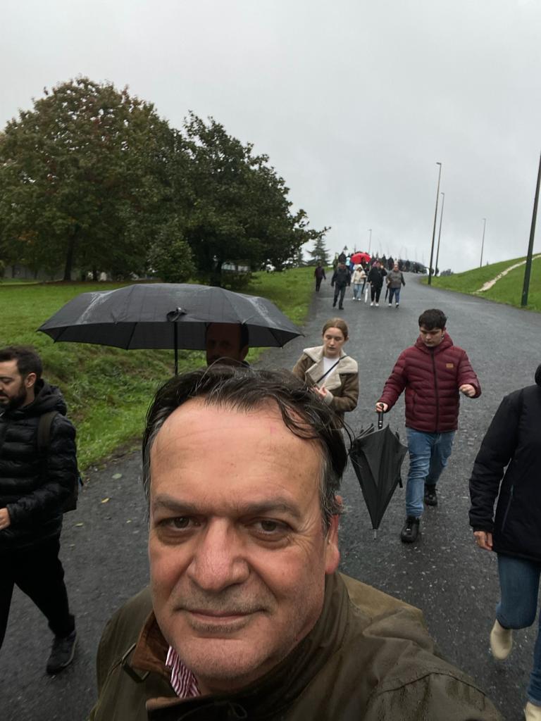 AGAFAN's tweet photo. Contra viento y marea. #familiasnumerosas #caminodesantiago #xacobeo #XIIICONGRESONACIONALFAMILIASNUMEROSAS #AGAFAN #FEFN https://t.co/cs7VWiHQUr