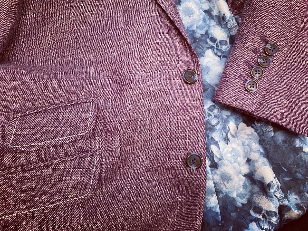 NewsfromBedlam's tweet photo. ..up the skulls&amp;roses lining. Top stitching lifts the white thread from the weave.
Altogether the full package of smart, characterful swagger, just the way we like it.
We had a packed day with a delightful intermezzo of lunch with #JeremyHackett at @Bentleys_london , conveniently https://t.co/ZiPHTHEOdt
