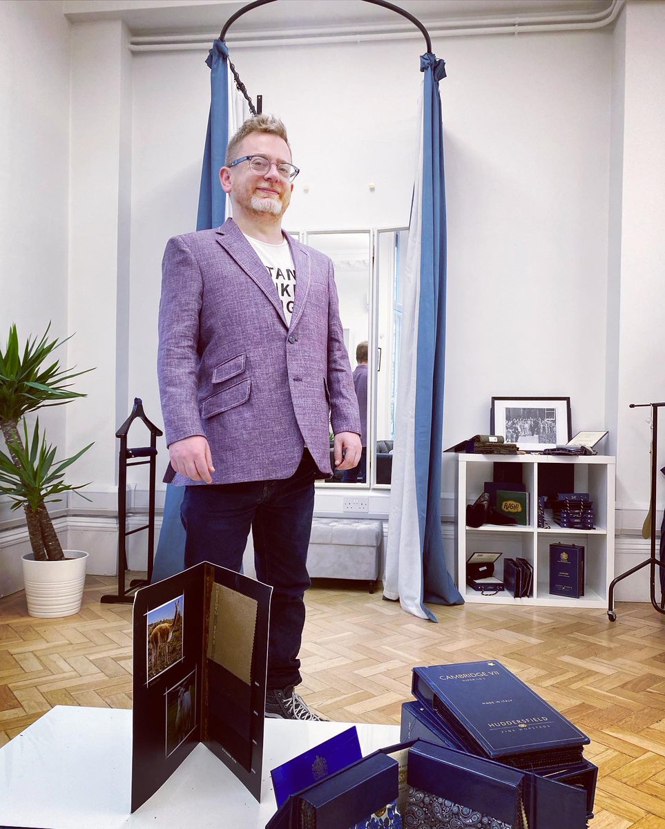 NewsfromBedlam's tweet photo. ..up the skulls&amp;roses lining. Top stitching lifts the white thread from the weave.
Altogether the full package of smart, characterful swagger, just the way we like it.
We had a packed day with a delightful intermezzo of lunch with #JeremyHackett at @Bentleys_london , conveniently https://t.co/ZiPHTHEOdt