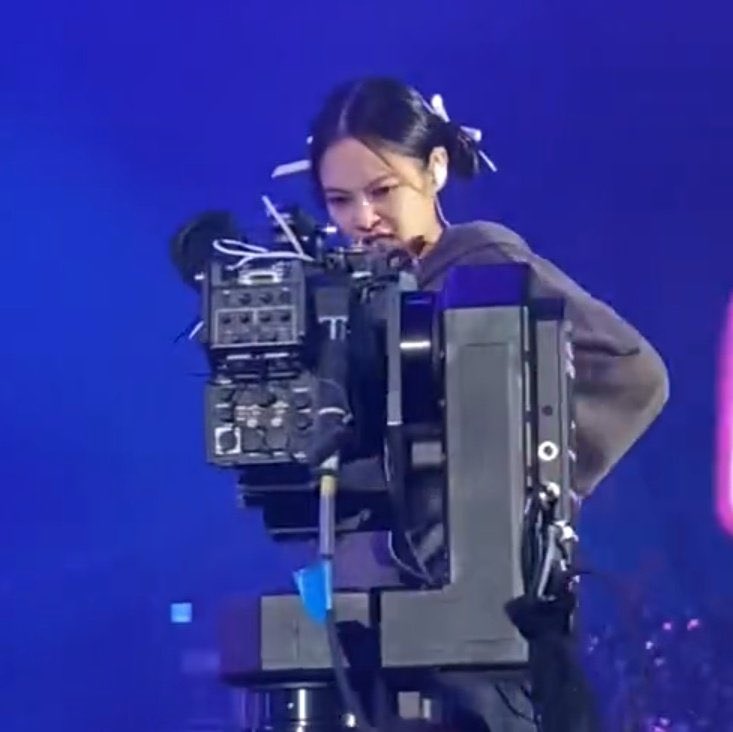 jnkoopsies's tweet photo. jennie why are you fighting with the camera? 😭 https://t.co/VlPJtuxgyj