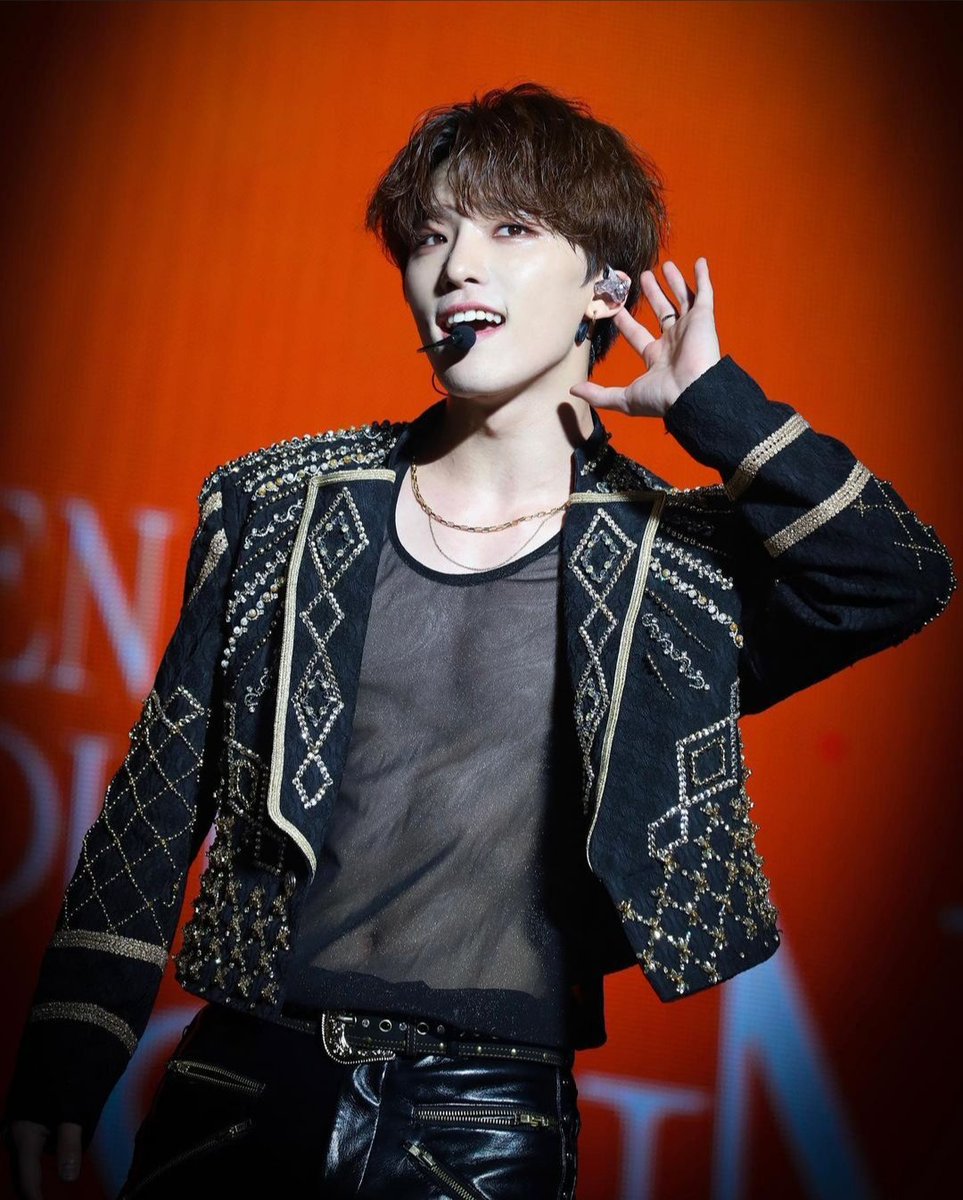 ⠀
The deafening cheers of the crowd never gets too old for his ears. It always brought him the feeling of pride and fulfillment. It was always overwhelming whenever he initially emerges from the backstage.

Viktor started his show, energy high. "The show is about to start!" 
⠀