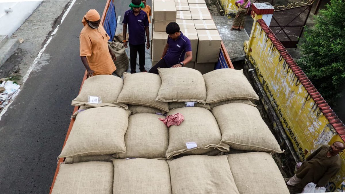 IshaTamil's tweet photo. United In Growth!
40 farmers of Isha Outreach-led Arulmigu Someshwarar Farmer Producer Company (ASFPC) in Pollachi, sold their 1st BIG consignment of 14 tonnes of Nutmeg &amp; Mace for Rs. 76 lakh directly to the market.

#IshaOutreach #FPO https://t.co/wac4YZgWyD