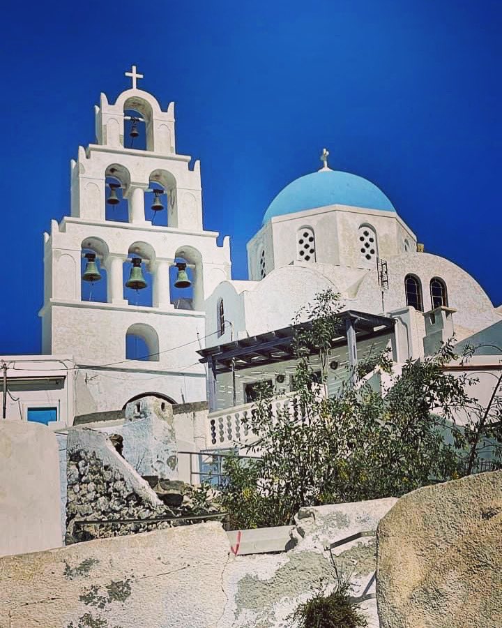 GGHotels's tweet photo. Well, we have to say our GGH members are on FIRE this week, and today’s photo has been kindly provided by GGH member-at-large, Lynne, who’s currently living her best life, courtesy of GGH, in Santorini!The world literally is your oyster, people!Happy Sunday 😎
#santorini #greece https://t.co/8tk3EslxlB