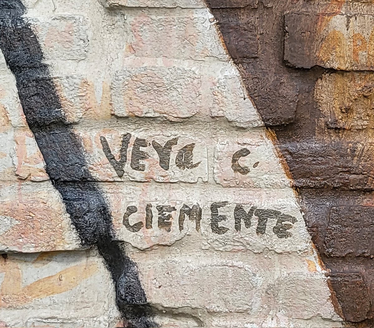 TheBuccosFan's tweet photo. I love seeing the mural on the side of the building of the @ClementeMuseum! I had the privilege of meeting the artist when he painted it and added my Twitter handle to his artwork. Vera Clemente added her name as well.
#CoolSight π #Retire21 π΅π· https://t.co/M1JJnGQvpo