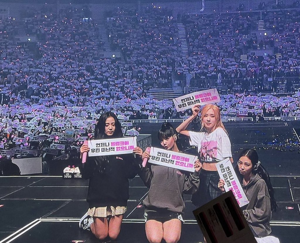 BBU_USA's tweet photo. DAY1: “We’re always BLINKS, cause we never left”

DAY2: “Even when darkness(BLACK) comes, we'll light you up in PINK”

BORNPINK IN SEOUL DAY2
#BORNPINKinSeoul_Day2
#어둠이_찾아와도_분홍빛으로_밝혀줄게
#SHUTDOWN #BLACKPINK https://t.co/vI2PvxdZlI