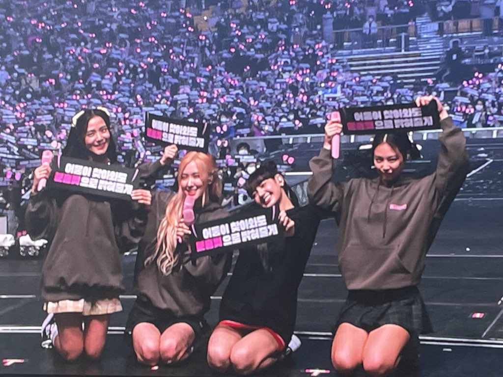 BBU_USA's tweet photo. DAY1: “We’re always BLINKS, cause we never left”

DAY2: “Even when darkness(BLACK) comes, we'll light you up in PINK”

BORNPINK IN SEOUL DAY2
#BORNPINKinSeoul_Day2
#어둠이_찾아와도_분홍빛으로_밝혀줄게
#SHUTDOWN #BLACKPINK https://t.co/vI2PvxdZlI