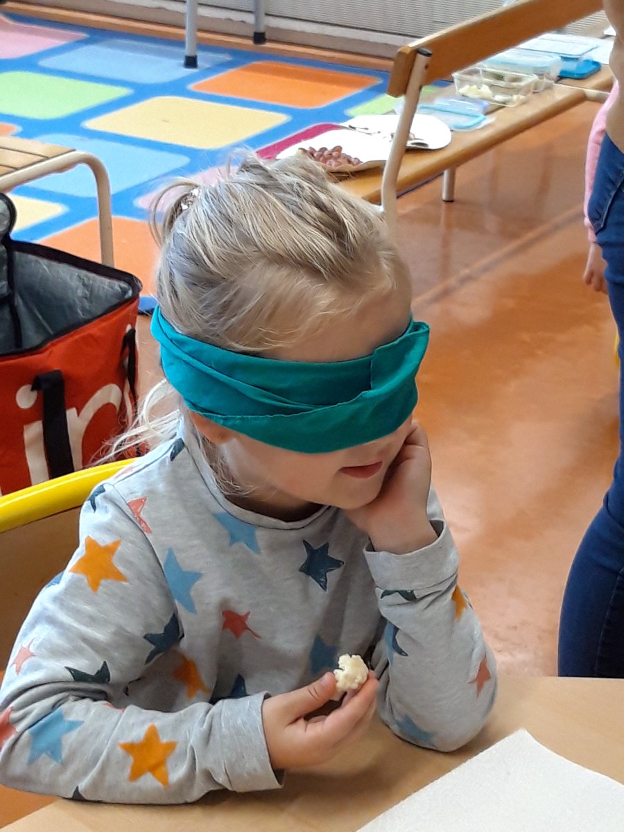 #semainedugout Dégustation à l'aveugle dans la classe de GS, à la découverte des saveurs!