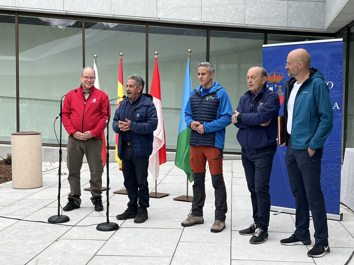 j_lopezmarcano's tweet photo. Recibimos en #PuenteViesgo a S.A.S Alberto II de #Mónaco para enseñarle el futuro Centro de Arte Rupestre, que recibirá el nombre de su tatarabuelo, y las cuevas del #MonteCastillo junto a @RevillaMiguelA y @Pablo_Zuloaga https://t.co/75PScf51En