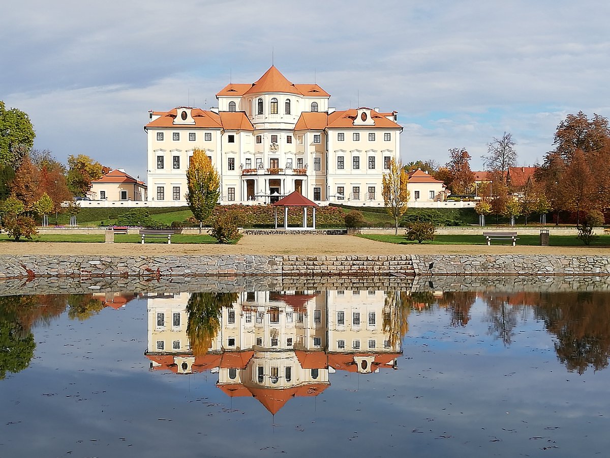 Old meets new in our conferencence "Gendering Epistemologies – Gender and Situated Knowledge Perspectives from Central, Eastern and Southeastern Europe." Prague&amp;Liblice Castle, October 2022 .