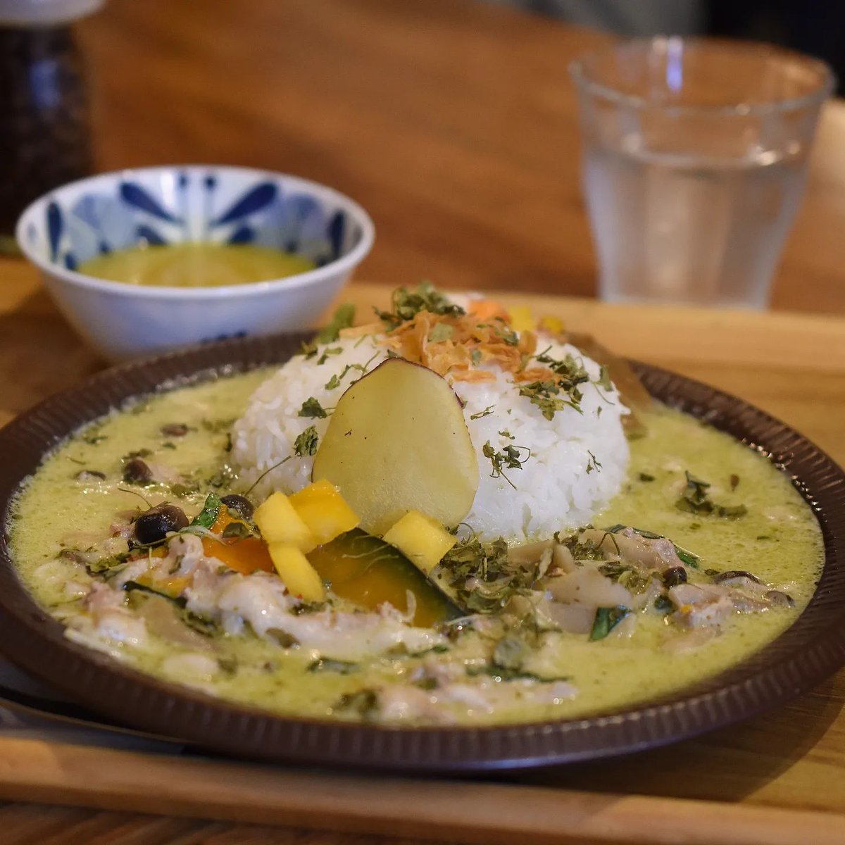 okadayukio's tweet photo. #アオヤギ食堂 の
#きまぐれカレー は
#豚肉とキノコのグリーンカレー ¥950
豚バラ肉にキノコやカボチャ
柿やサツマイモの秋らしいトッピング
一つひとつに思いがこもった
目と舌で味わう #カレー
おいしいね
#富山 #ランチ #グリーンカレー @aoi_x_yanagi #16oct2022 https://t.co/weyE1muKDA