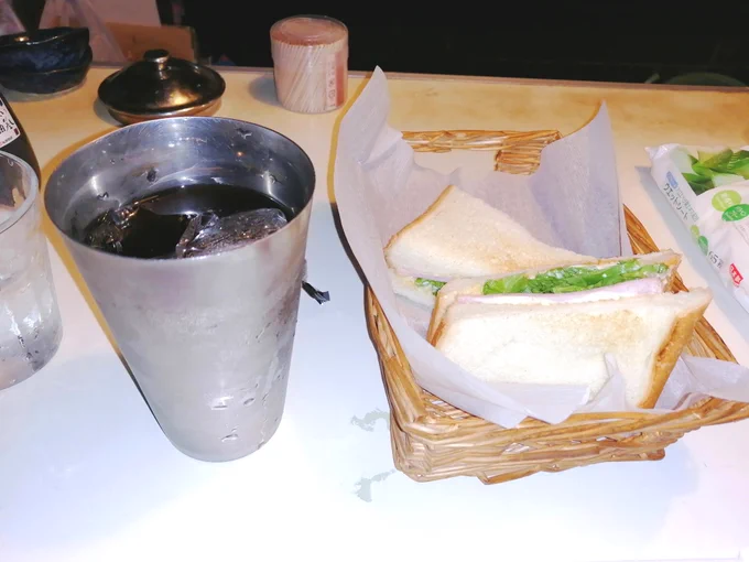 松江「喫茶MG」のコーヒーセットハムトーストと言いつつ実質ホットサンドが出てくるのが嬉しい あとアイスコーヒーがちょっと衝撃的なうまさだった…学生時代に知っていればなあと思ったけどそういや学生時代はコーヒー嫌いだったわ 