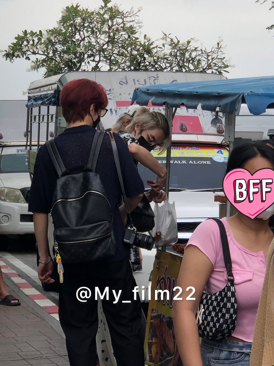 เววียืนซื้อไก่ทอดหาดใหญ่>เดินทางกลับเกาหลี>เต๋อหาไก่ทอดหาดใหญ่ที่ซื้อมาจะกินบนรถ>ไก่ทอดหาย>เต๋อถ่ายคลิปลง> คลิปนี้ก็ฝากถึงพวกที่ว่าลักเหนียวไก่คือว่ากผมซื้อเหนียวไก่ใช่ม้ะ พอผมมาดูอีกที เหยดแหม่เหนียวไก่หาย