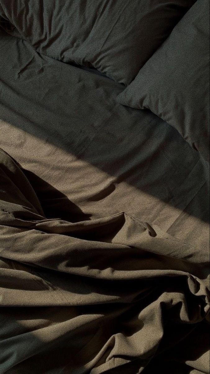 يومًا ما كانت لدي رغبات..
كنت أود فعل أشياء لا حصر لها
طاقة وعفوية ورغبه جامحه،
كنت أُحب، أقيم صداقات جديده يوميه
أتأثر من أقل شيئ..
أما الأن
أصبحت فاقد لكل شغفي وطاقتي
فقط أُريد أن يمر يومي
فقدت كل مشاعري،
تغيرت الحياه كثيرًا..
وتغيرت أنا الأخر أكثر مما كنت أتخيل .
-