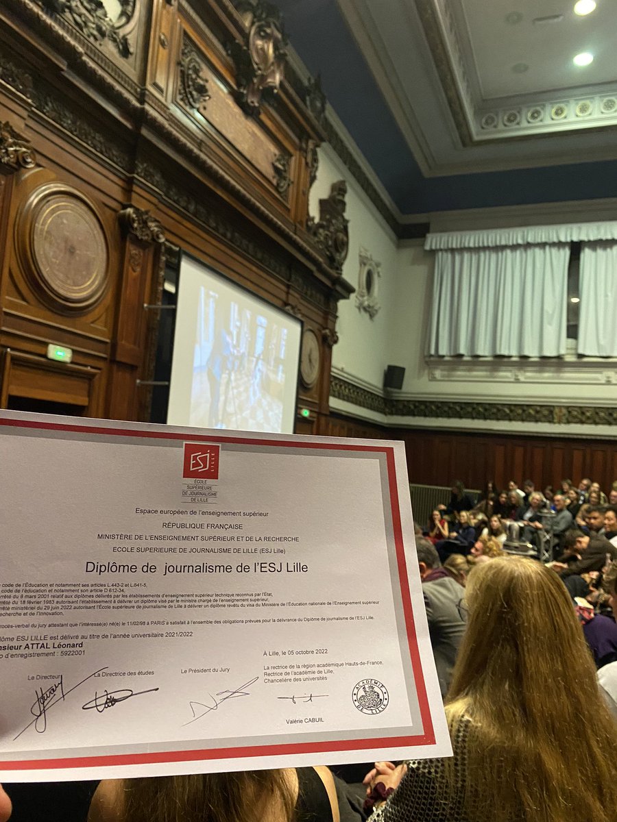 leonardattal's tweet photo. Ça, c’est fait ! 🎓@ESJLille https://t.co/mJung2nDtX