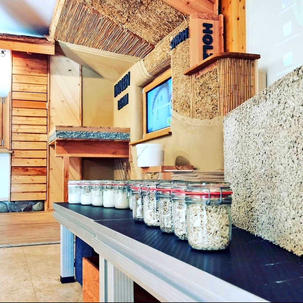BurchertMichael's tweet photo. Morgen gibts mal wieder einen #Hanfbau Kurs bei uns, das ist schön. Ich bin es aber so leid unsere guten Leute vom Bau damit Einfamilienhäuser bauen zu lassen. Setzen sie sich endlich auch vom @bmel @FNR_eV dafür ein dass CO2 Senken #Ackerreste auf jede Baustelle gehören. https://t.co/C98n8GasVs