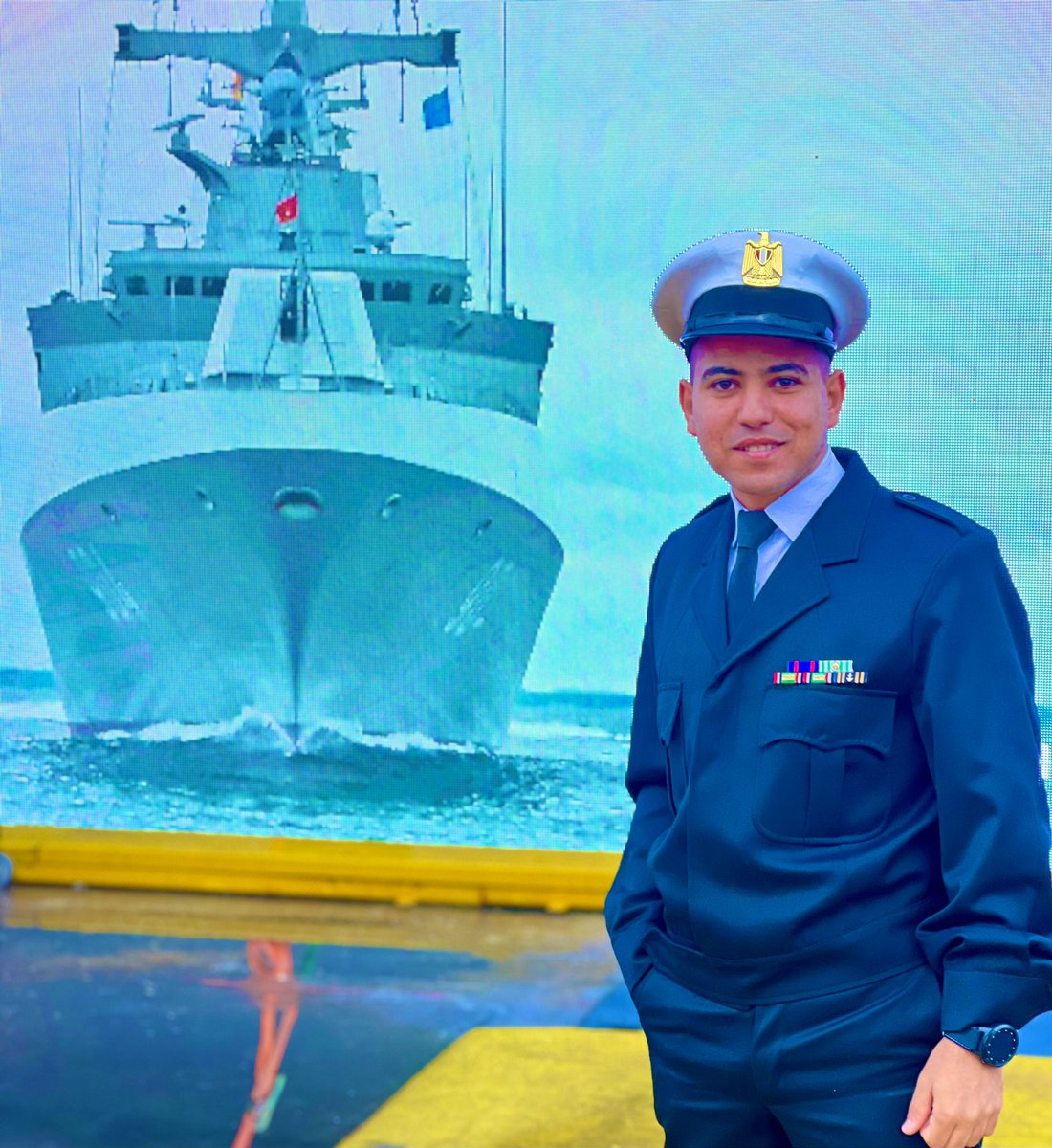 والجميل في حياة الإبحار والغياب ... أننا ندرك من يتذكرنا ويحبنا ، فنحبه أكثر ... ومن ينسانا فننساه أكثر !                                     سدات