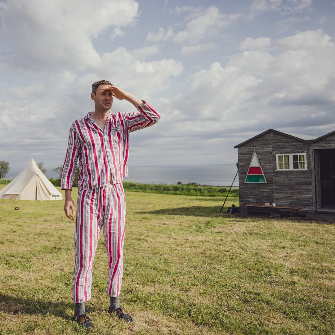 Urdd's tweet photo. Heno, rydym am fynd yn ôl mewn amser i'r gwersyll ger y lli.

🕗 8:00yh
📺 @S4C

Gwersyll Llangrannog, the 50s are calling! See you tonight on S4C. ❤ https://t.co/18MdmMFjxR
