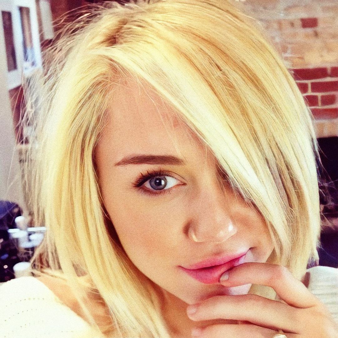 MileyCyrusMC69's tweet photo. These pics of Miley Cyrus in 2012 🥺
𝙁𝙤𝙡𝙡𝙤𝙬 : @wtmiley
.
.
.
#cyrusfamily #hannahmontana #promosmilers #bangerz #plastichearts #bhfyp #midnightsky #mileycryus #smilers #dualipa #arianagrande #mileycyrusedit #cyrusfan #cyrus #netflix #wreckingball #wtmiley @mileycyrus https://t.co/NTpyvKfpgw