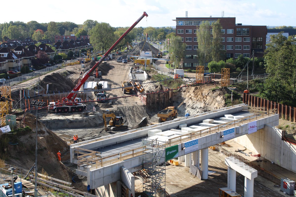 TunnelOsseveld's tweet image. 16-10-2022: De afwatering wordt aangelegd. Hierna worden er U-bakken geplaatst, waar de geleiders voor het schuiven in geplaatst kunnen worden. Deze liggen al onder de tunnelmoot, maar moeten doorgelegd worden zodat de bak door kan schuiven. #TunnelOsseveld #Apeldoorn