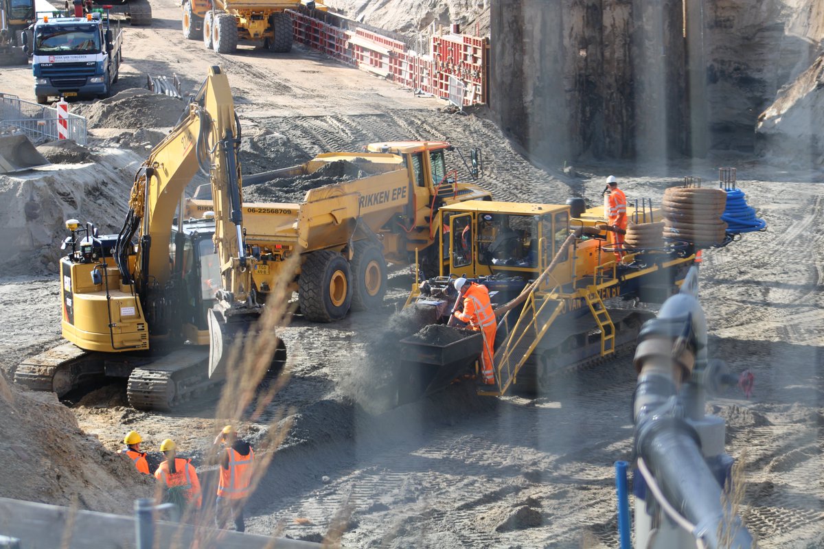 TunnelOsseveld's tweet image. 16-10-2022: De afwatering wordt aangelegd. Hierna worden er U-bakken geplaatst, waar de geleiders voor het schuiven in geplaatst kunnen worden. Deze liggen al onder de tunnelmoot, maar moeten doorgelegd worden zodat de bak door kan schuiven. #TunnelOsseveld #Apeldoorn
