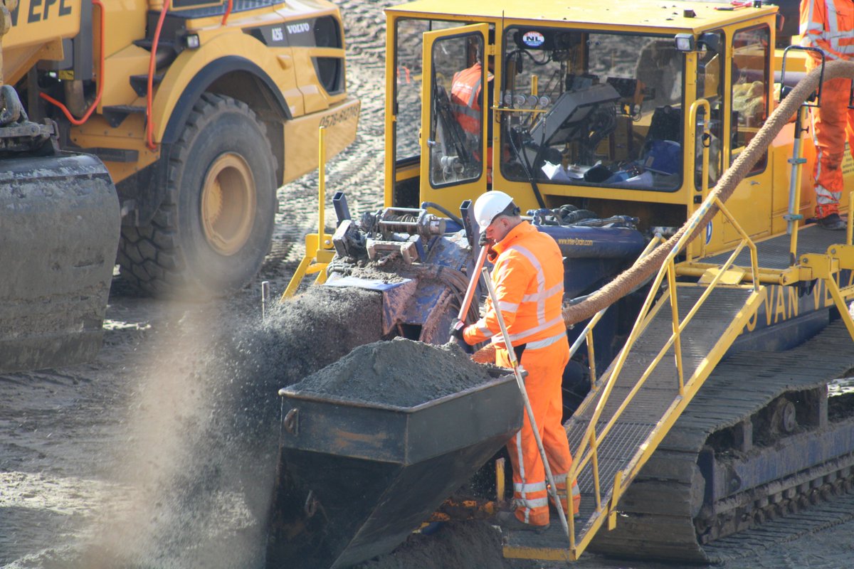 TunnelOsseveld's tweet image. 16-10-2022: De afwatering wordt aangelegd. Hierna worden er U-bakken geplaatst, waar de geleiders voor het schuiven in geplaatst kunnen worden. Deze liggen al onder de tunnelmoot, maar moeten doorgelegd worden zodat de bak door kan schuiven. #TunnelOsseveld #Apeldoorn