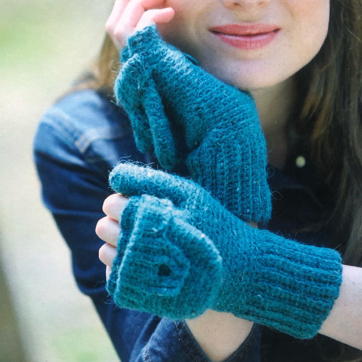 DDCrochetDesign's tweet photo. Excited to share this item from my #etsy shop: Crochet Convertible Mitts Crochet PDF Pattern in UK and US Terms Instant Download #autumn #warm #sundaycrafts #crochetpattern #crochet #convertormitts #mitts #mittens #crochetgloves #yarn #craft #wool https://t.co/5YSXI1Wym1 https://t.co/C2MfQTd8i5