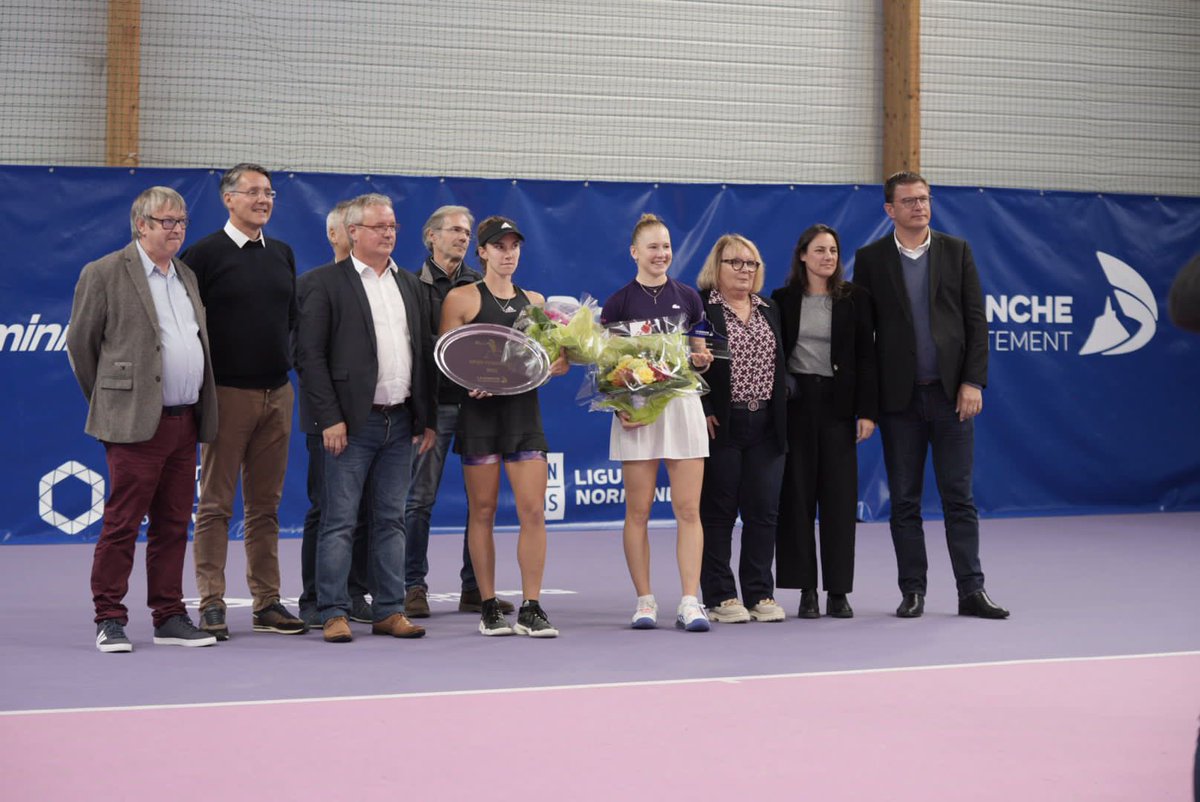 VilleCherbourg's tweet photo. 🎾 Cette semaine avait lieu la 14e édition du @50_open féminin ici, à Cherbourg-en-Cotentin. La finale a opposé cet après-midi la suisse Céline Naef qui a éliminé l’espagnole Irene Burillo-Escorihuela en 3 sets. @ArriveBenoit et @clsourisse sont venus remettre le Trophée 🏆 https://t.co/EESfxhIdNk