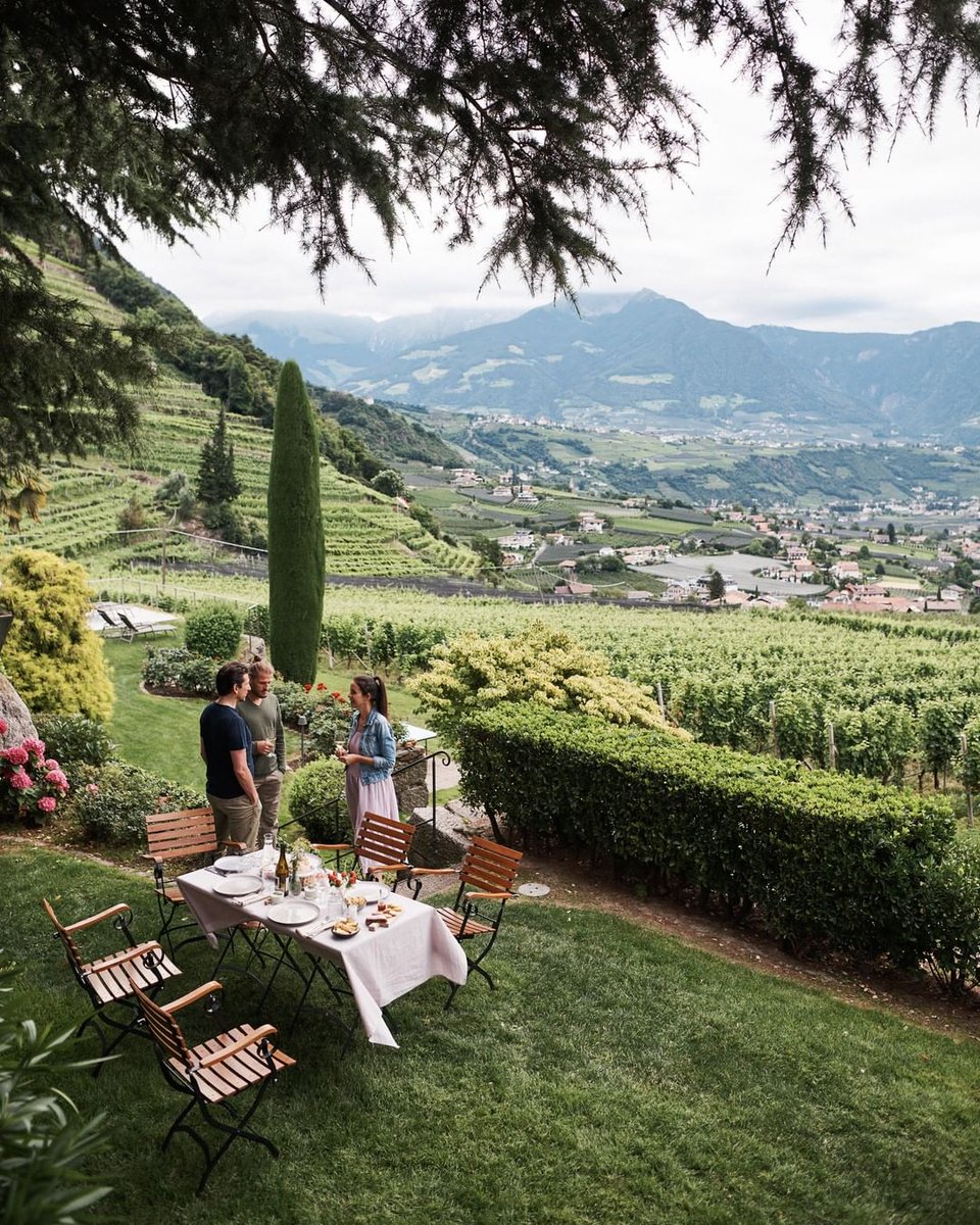 "Ringiovanisci" in una delle più antiche Strade del Vino italiane con i trattamenti di bellezza della Wine Therapy🍷Vivi un weekend di relax in Alto-Adige ▶️ bit.ly/3TqyVFv

<a href="/altoadige_info/">Alto Adige da vivere</a> 

📷 IG Manuel Ferrigato via visitsouthtyrol 

#LiveItalian #ilikeitaly #wellness