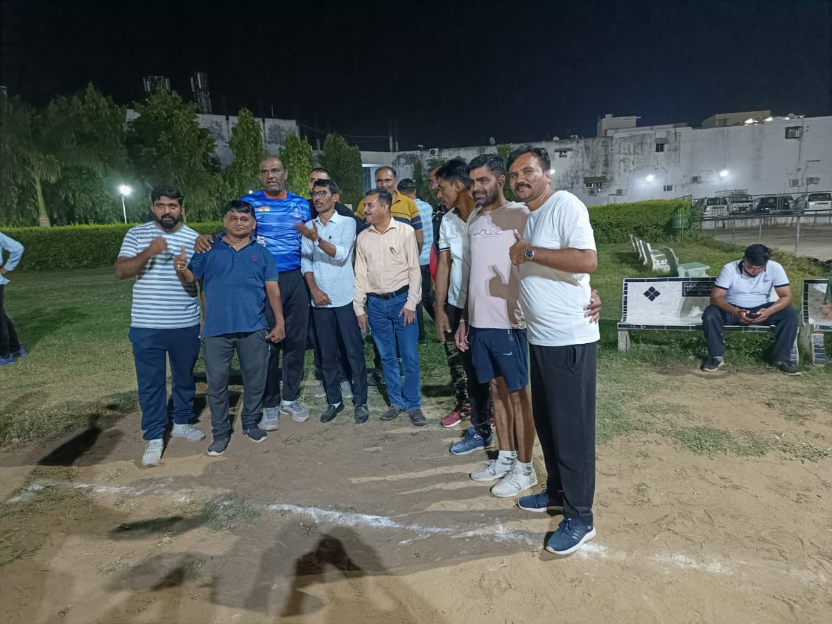 આજ બનાસકાંઠા જિલ્લા પંચાયત દ્વારા કર્મચારીઓ વચ્ચે અલગ અલગ ટીમો બનાવી વિવિધ રમતોનું આયોજન કરવામાં આવ્યું જેમાં થરાદ તાલુકાની કબડી ટીમ જિલ્લામાં પ્રથમ નંબર મેળવેલ જે બદલ ખુબ ખુબઅભિનંદન તથા માનનીય જિલ્લા વિકાસ અધિકારી શ્રી સ્વપ્નિલ ખરે સાહેબનો પણ ખુબ ખુબ આભાર કે રમતોનું આયોજન કર્યુ.