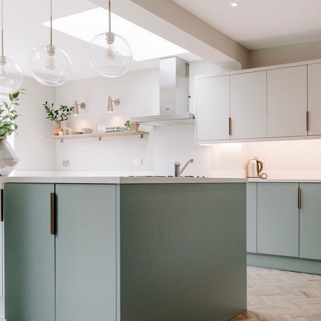 Muted blues and whites are the perfect combinations for a fresh and timeless feel, brass accents add warmth to the fuss-free cabinets creating a welcoming haven. #wrenkitchens #wrenovation #kitcheninspo #interiordesign #homedecor #kitchenisland #kitchen #modernkitchen