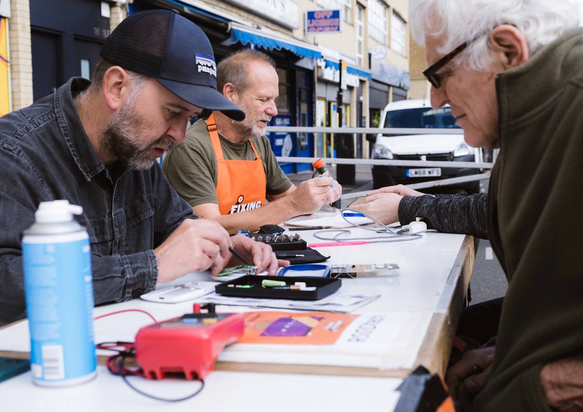 DermotTJones's tweet photo. We had a fantastic #RepairDay at #CamdenFixingFactory

Repairing stuff in the middle of a road is our contribution to #repaireverywhere (the street was closed for the market)

Photos by @unbrokensoluti1 https://t.co/n5qUEqZWvI