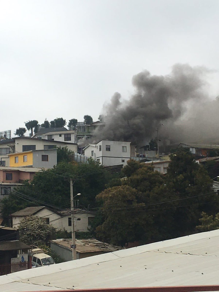 Dos viviendas son consumidas por incendio, en calle del agua Recreo, Viña del Mar. Bomberos trabaja con 6 compañías en el lugar. #ViñaDelMar