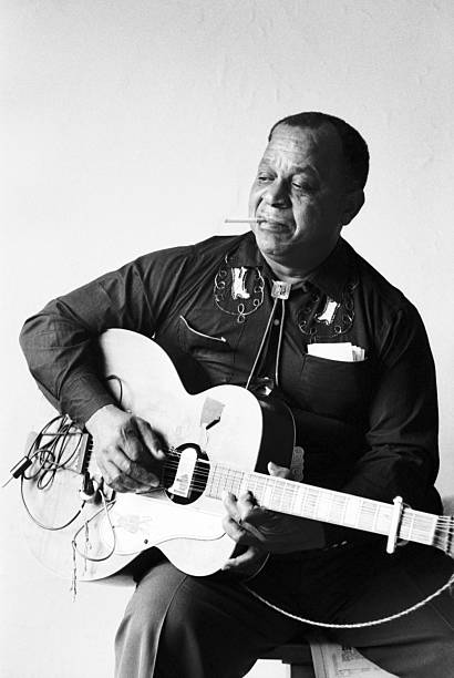 Bluesman Big Joe Williams was born on this day in 1903. Last week we found a tape of a February 1966 song-swap with him, Mable Hillery, and Alan Lomax, rec’d at Alan’s apt by <a href="/jhalifax/">Joan Halifax</a>. Audio:

bit.ly/3Vp5t4i

📸 David Gahr/Getty, shot during BJW’s same visit to NYC.