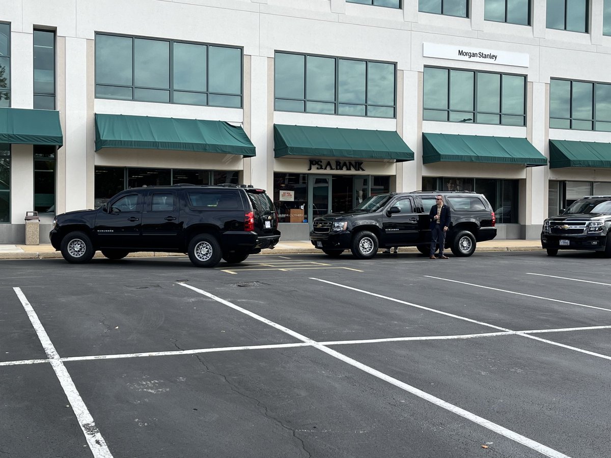 nancook's tweet image. A White House pooling duty first for me — we are standing outside a men’s clothing store in Wilmington as the president does some shopping.