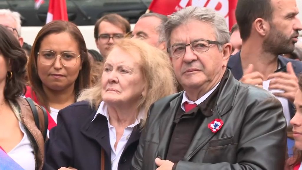 mariepierrevieu's tweet photo. #AnnieErnaux prix Nobel de littérature en tête  de la manifestation contre la flambée du coût de la vie et l’inaction climatique. Franchement ça a de la gueule 😍
 #lagauchedanslarue
#Marchedu16octobre https://t.co/UIiiG0rloC