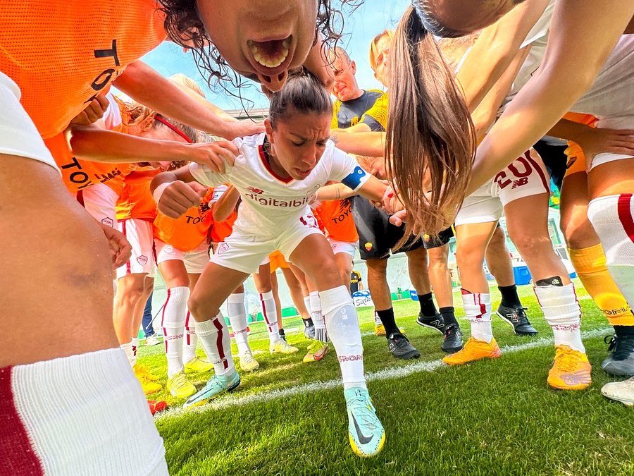 ElenaLinari's tweet photo. Che ANIMA. Che CUORE. Che GRUPPO. Avevamo un obiettivo e l’abbiamo raggiunto: +3!!! Bello tornare a giocare 🙏🏻💥 Ora testa alla Champions ✨ @ASRomaFemminile #forzaroma💛❤️ #SassuoloRoma 0-1 #el32 https://t.co/NVvfWrxVfT