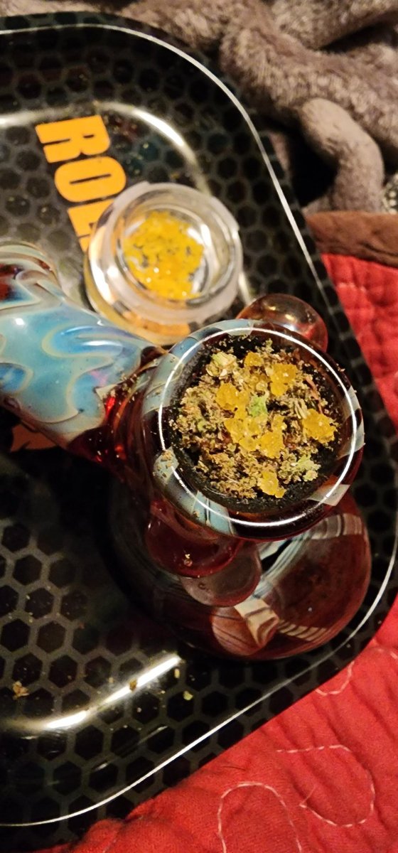 Kioti420's tweet photo. Weather got me all achy so I put some 24k Ice Cream Cake Sugar on top of a salad of Mendo Breath and whatever it was lurking in my kief chamber 🤪

#wakeandbake #iambold #icecreamcake #mmj #CannabisCommunity #saladbowl https://t.co/H4o4liq6UH
