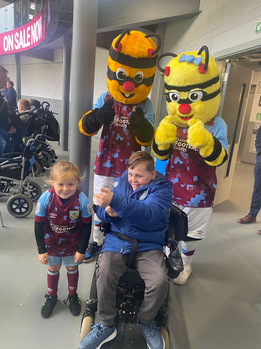Seth gave the 👍 at yesterday's result..(Stanley was in a silly mood) <a href="/BurnleyOfficial/">Burnley FC</a> #UTC ..