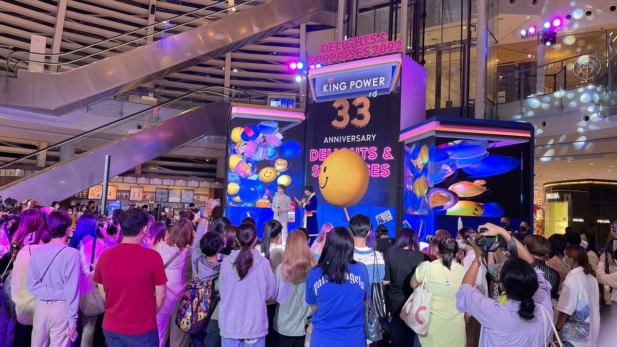 innsarin's tweet photo. So much love from everyone ขอบคุณทุกคนมากๆเลยนะค้าบ💙อากาศหนาวแต่อบอุ่นมาก #innsarin #KingpowerxInnsarin https://t.co/dUoyATbh0V