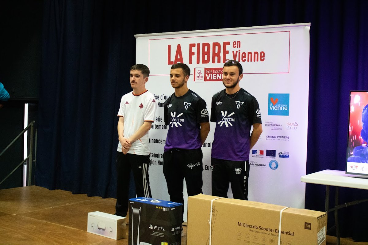 GamersAssembly's tweet photo. 🎉 C'était un tournoi #FIFA23 ÉPIQUE ! Énorme GG à nos 3 champions des #HeuresNumeriques ! 👏

🥇 EG Sky-Kx 191
🥈 Cocorr
🥉 EG Asensio

Ils repartent avec la PS5, le casque Oculus Quest 2 et la trottinette Xiaomi. 🤩 https://t.co/yWXBA9Xn9T