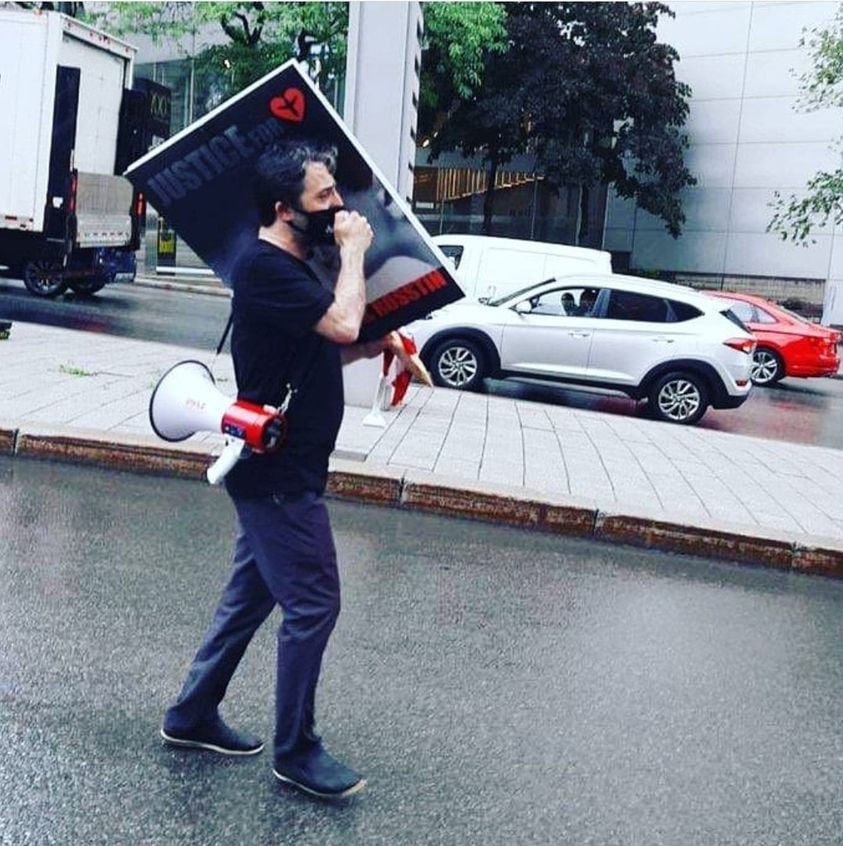 حمله‌ی برخی اصلاح‌طلبان و برخی عواملِ آشکار یا ماسک‌زده‌ی حکومت به حامد اسماعیلیون،نویسنده‌ای خلاق که نقشی تاریخی در حمایت از قیامِ مردم ایفا می‌کند،آن‌هم در آستانه تظاهراتِ برلین،هیچ نیست جز نمودی از بی‌شرقی کسانی که دستِ به خون‌آلوده‌ی جلادانِ مردم را می‌لیسند.

#زن_زندگی_آزادی