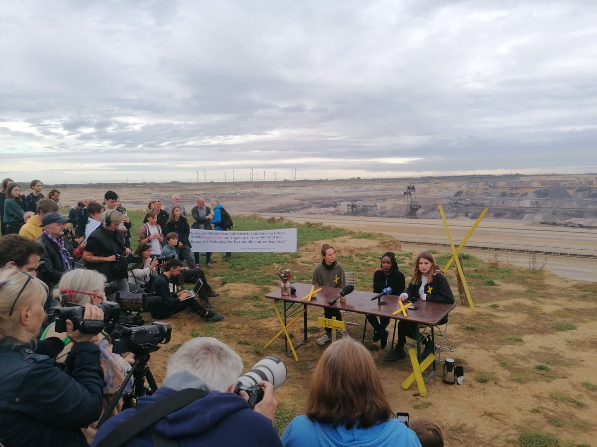 KathrinAnna's tweet image. "Das Drama was sich hinter uns abspielt ist ein Konflikt zwischen Politik und Wirklichkeit - @lizwathuti Heimat ist die Realität, dieser Tagebau ist die Realität... #Lützerath ist die Festung in diesem Land die die 1,5 Grad Grenze hällt" @Luisamneubauer jetzt für #Lützerathbleibt