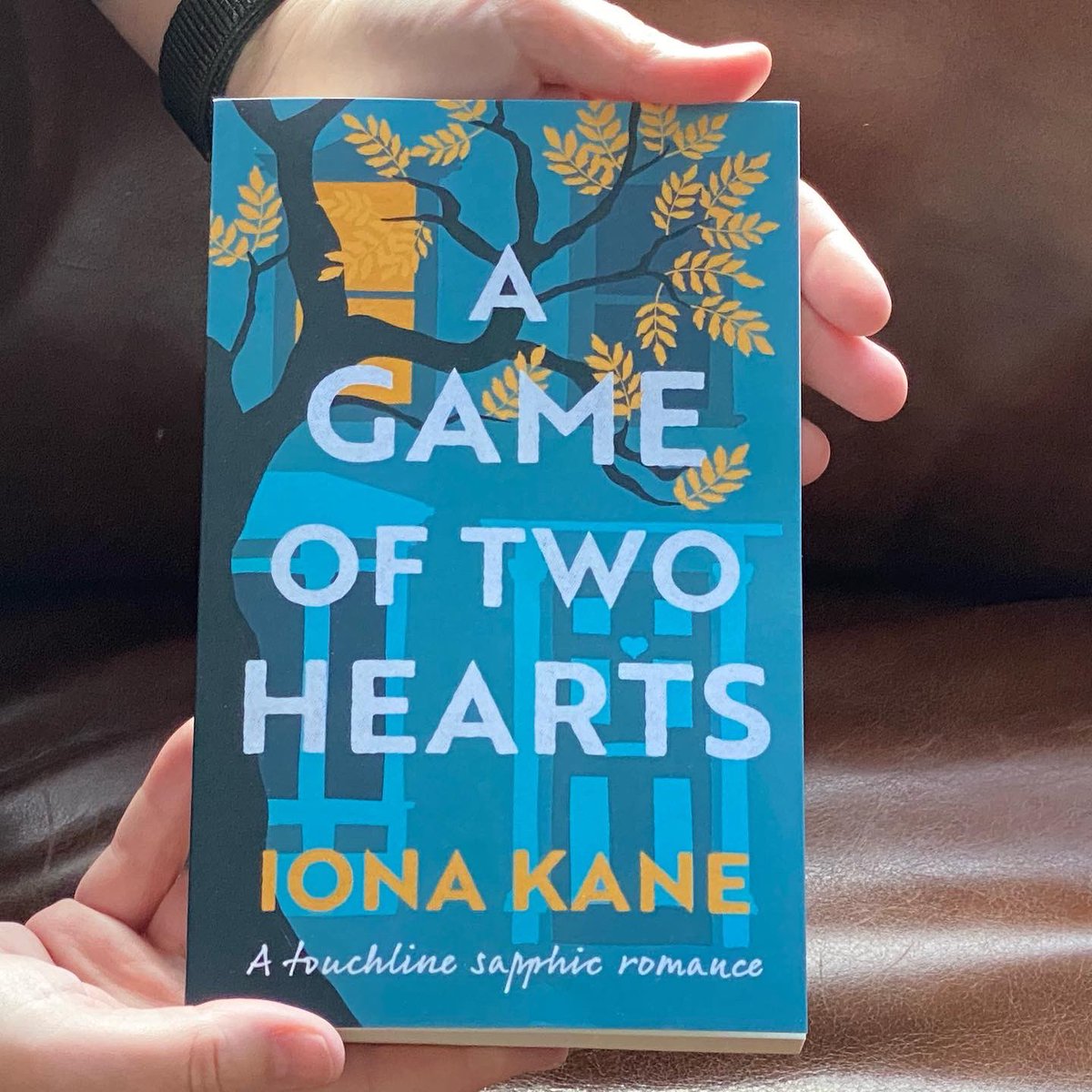 After a couple of weeks of feeling rough with covid it was lovely to get out this weekend and see some blue skies. And a tree that reminded me of the cover of A Game of Two Hearts, which is finally out in paperback. Yay!

mybook.to/GameofTwoHearts